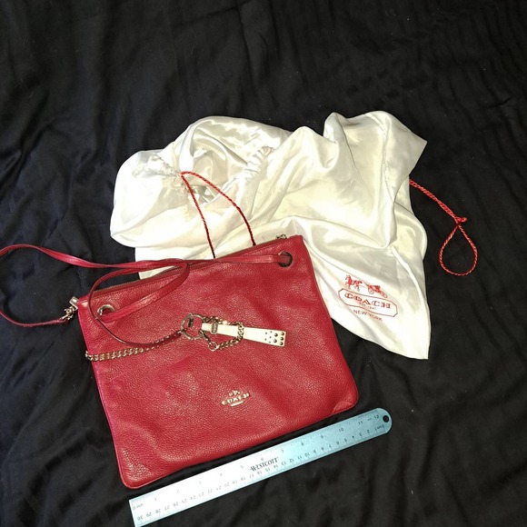 DELICIOUS Red Coach - unique and FABULOUS! Gold Chain strap - Picture 2 of 7